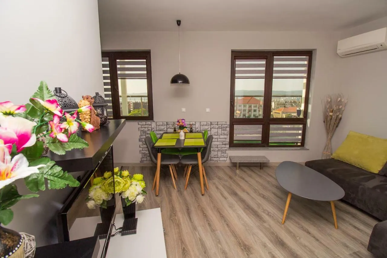Vista Suites Warna Apartment